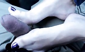 Erin Duvals super sized feet gives a car footjob