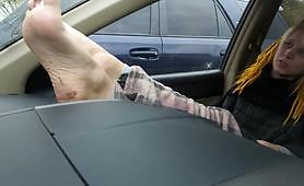 Barefeet dash car foot show