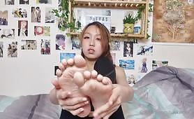 Fetish Girl Hakkamee Soup Kylie coco Beautiful Soles dripping oil on her own soles